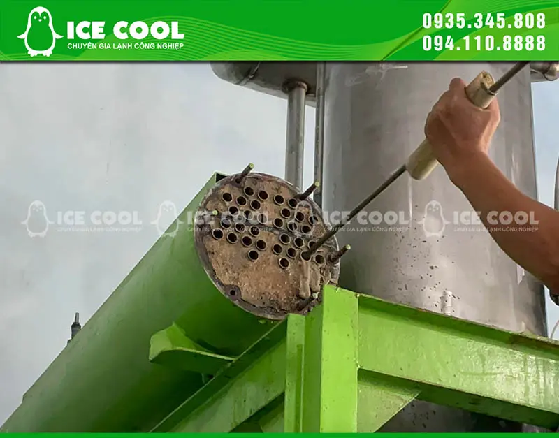 Vệ sinh bừng ngưng thường xuyên để xử lý đá viên có mùi